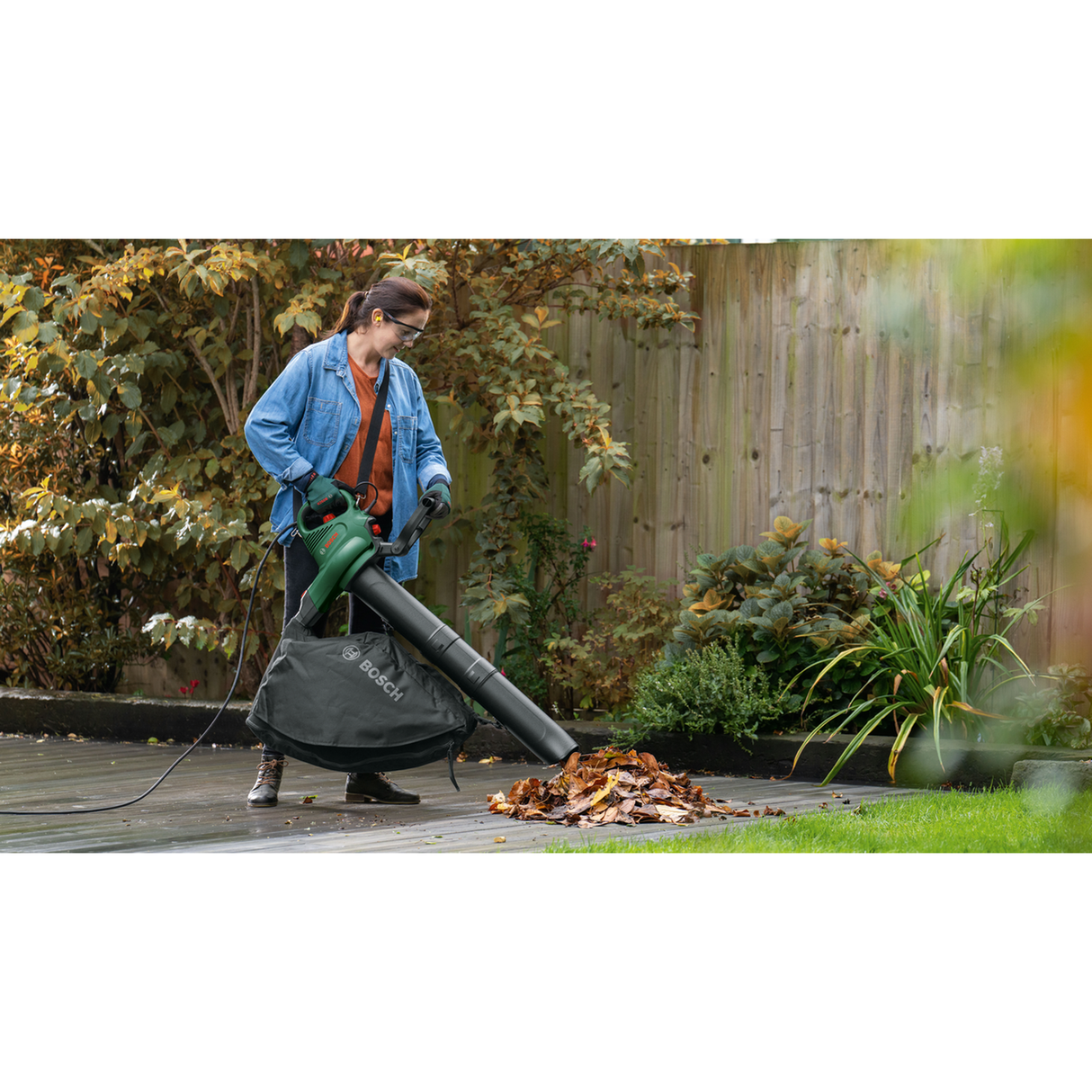 Bosch Garden Blower Vac UniversalGardenTidy (1600-3000W, 165-285km/h, 50L bag, 3.4kg, ProSilence, 3-in-1, Variable speed)