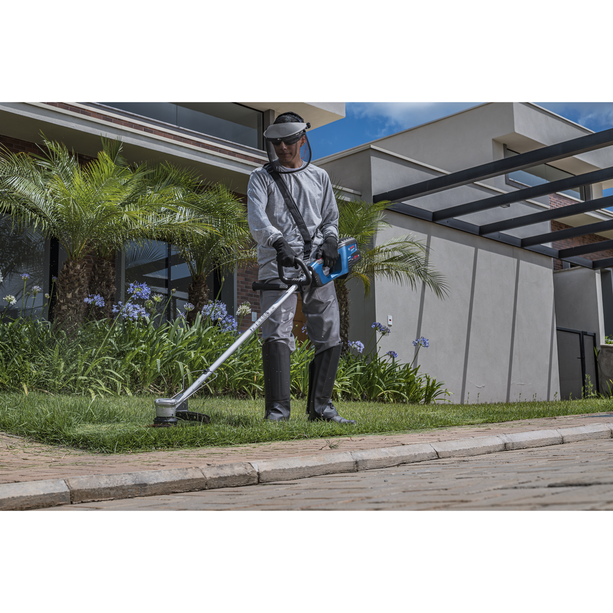 Bosch Professional 18V System Cordless Brushcutter GFR 18V-23 (Brushless motor, 23cm metal blade, 33cm Pro-Tap spool, Anti-Tangle feature, incl. 1x metal blade, 1x Pro-Tap spool, shoulder strap)