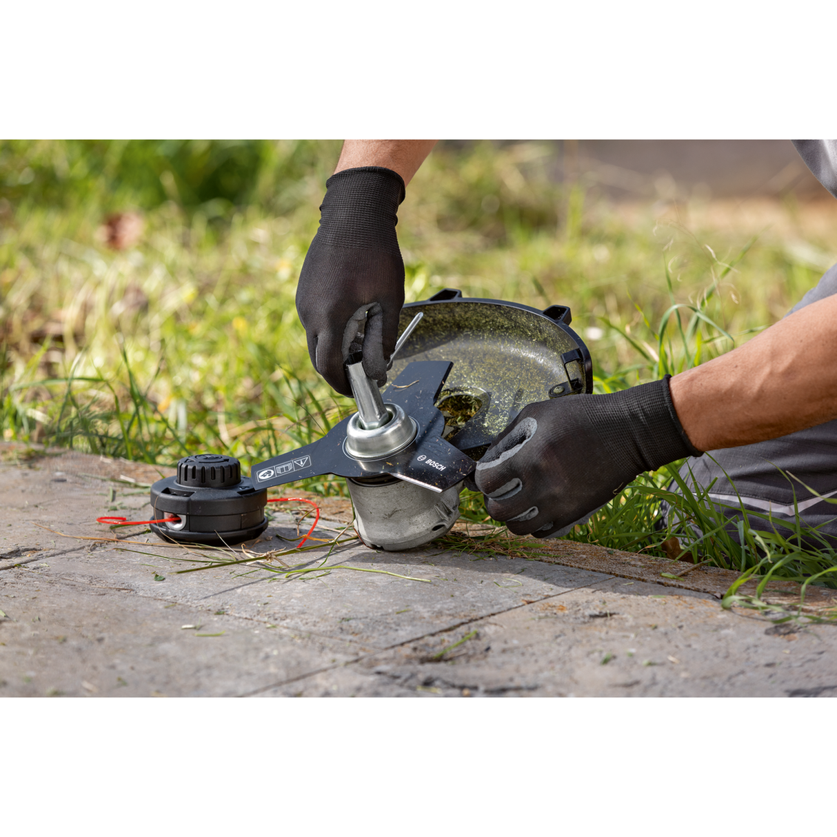 Bosch Professional 18V System Cordless Brushcutter GFR 18V-23 (Brushless motor, 23cm metal blade, 33cm Pro-Tap spool, Anti-Tangle feature, incl. 1x metal blade, 1x Pro-Tap spool, shoulder strap)