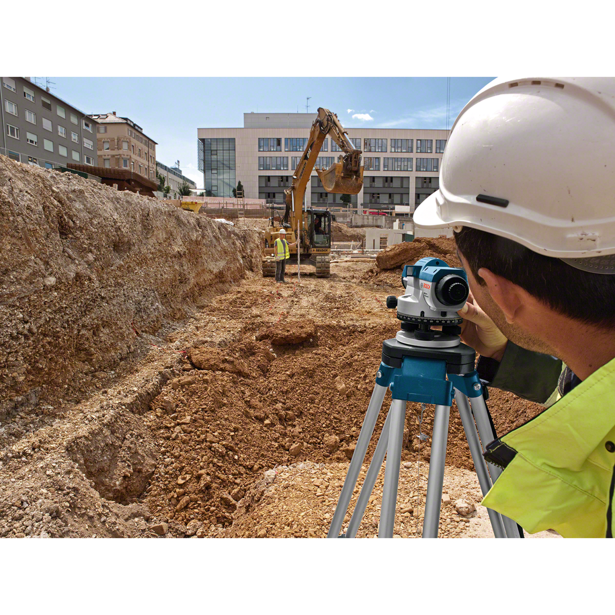 Bosch Professional Optical Level GOL 32 D (32x magnification, Robust and reliable for outdoor use)