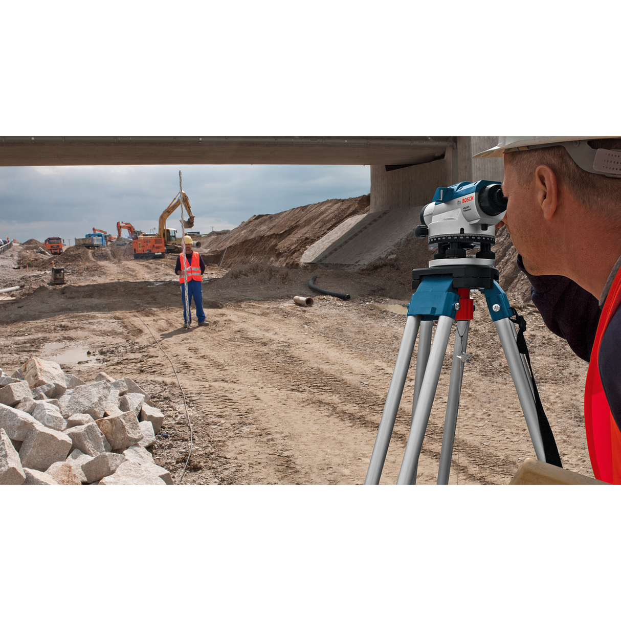 Bosch Professional Optical Level GOL 32 D (32x magnification, Robust and reliable for outdoor use)