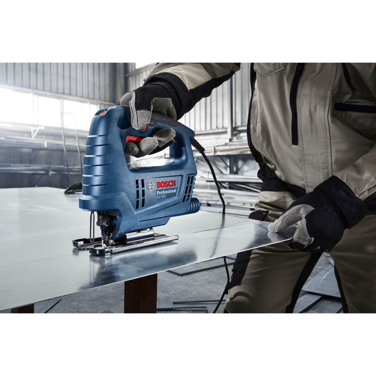 Bosch Professional Jigsaw GST 680 (Powerful 680W motor, For fast and precise cuts)
