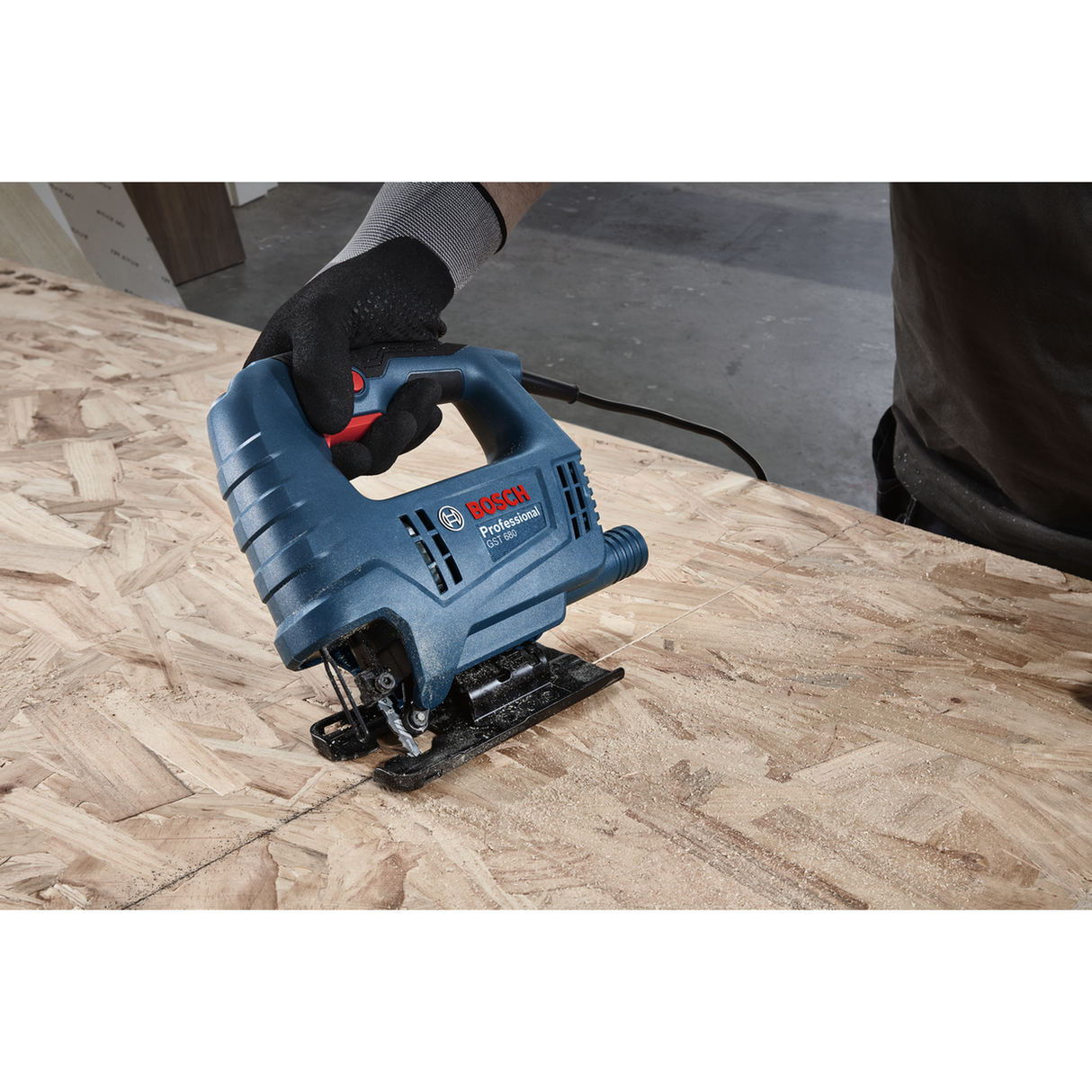 Bosch Professional Jigsaw GST 680 (Powerful 680W motor, For fast and precise cuts)
