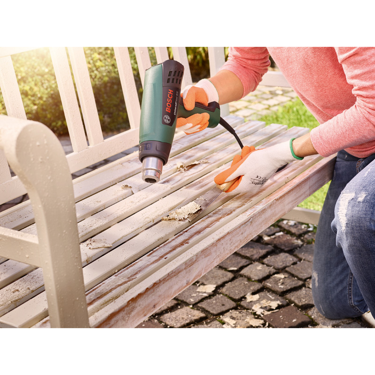 Bosch Heat Gun UniversalHeat 600 (1800W, 3-stage temperature control (60/350/500 °C), removable heat shield, for paint removal, forming, and shrinking), incl. various nozzles.
