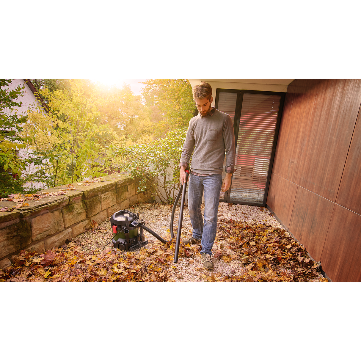Bosch UniversalVac 15 (1000W, 15L container capacity, wet and dry functionality, blowing function, antistatic hose), incl. universal adapter, crevice nozzle, floor nozzle, 2x extraction pipes, 1x paper filter bag, 1x foam filter.