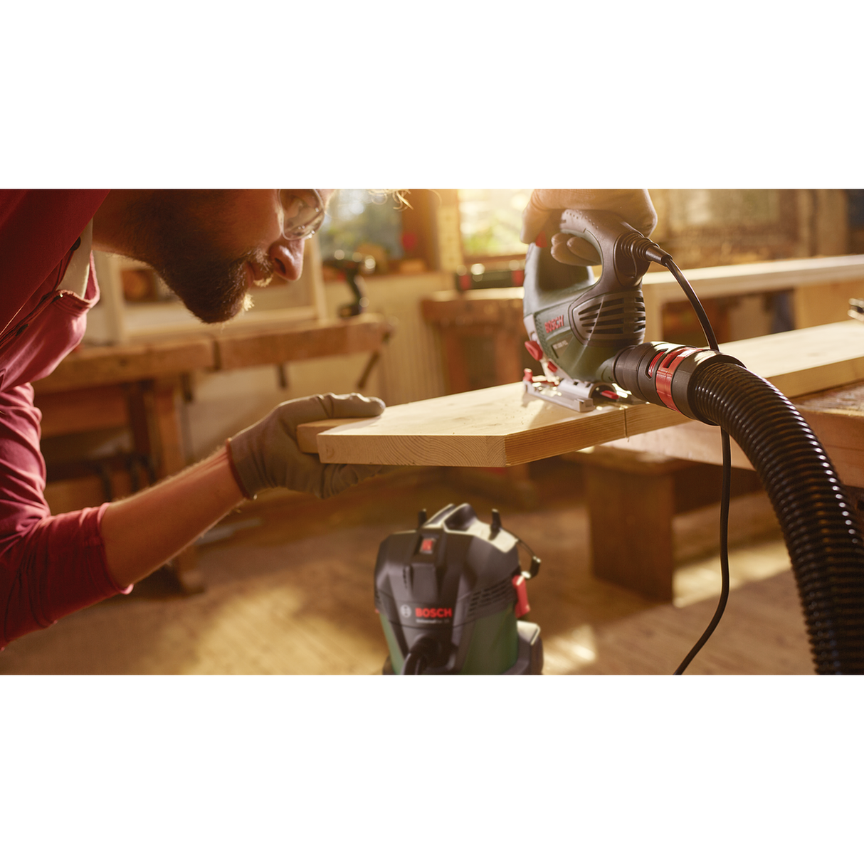 Bosch UniversalVac 15 (1000W, 15L container capacity, wet and dry functionality, blowing function, antistatic hose), incl. universal adapter, crevice nozzle, floor nozzle, 2x extraction pipes, 1x paper filter bag, 1x foam filter.