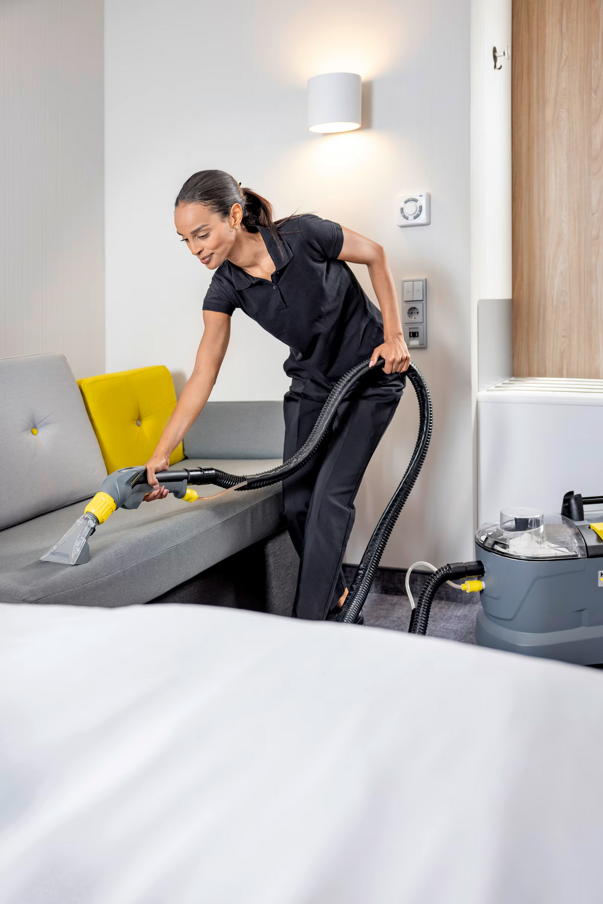 Karcher 1.100-132.0 – Puzzi 10/1 Professional Carpet & Upholstery Cleaner, 10 L