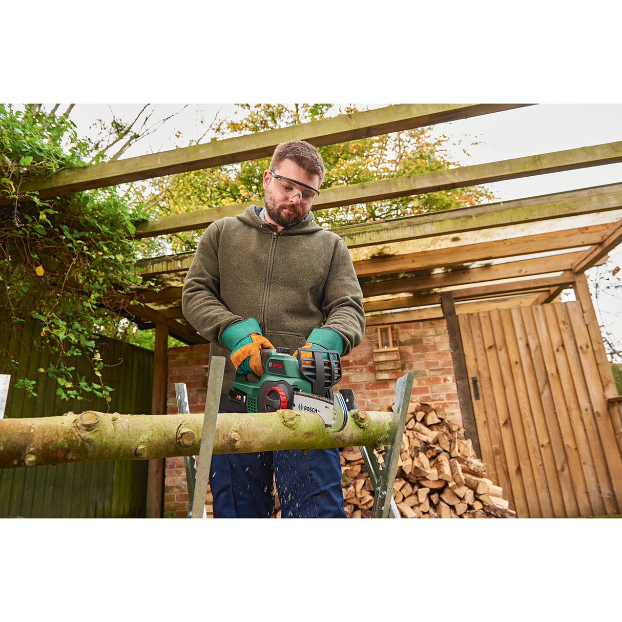 Bosch Garden Cordless Chainsaw UniversalChain 18 (18V, 20cm bar, 4.5m/s, SDS, auto-oil, 2.7kg body, POWER FOR ALL ALLIANCE)