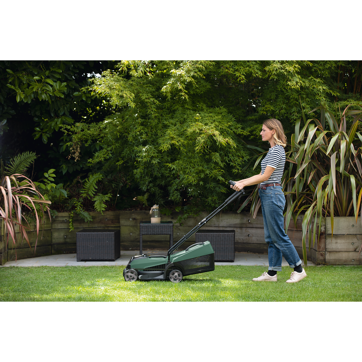 Bosch Cordless Lawn Mower CityMower 18-300 (18V 4.0Ah battery, 34cm cutting width, For urban lawns)