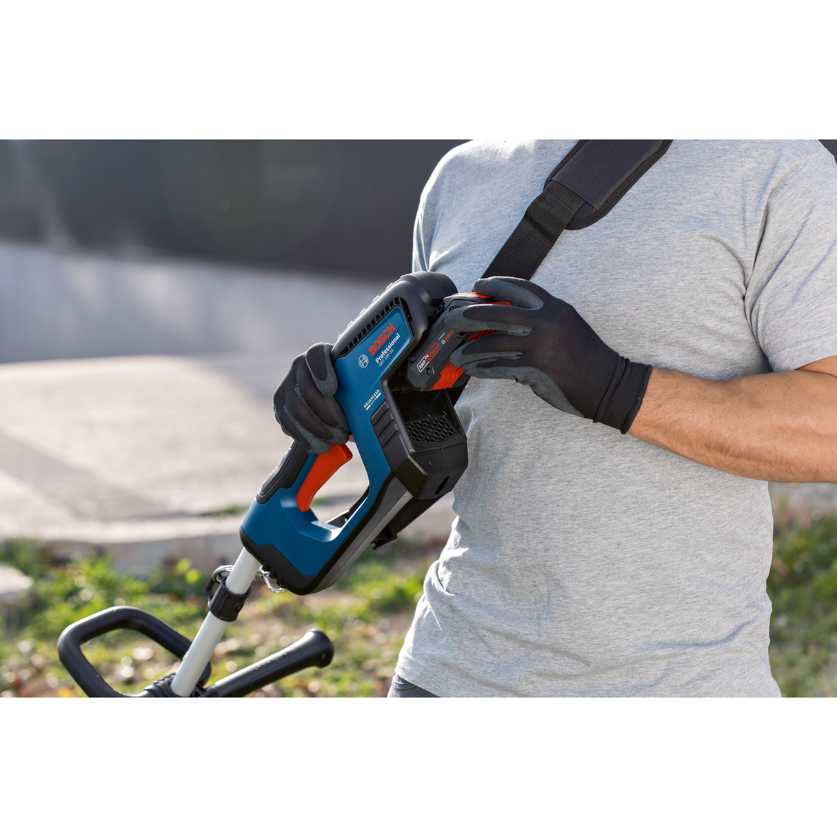 Bosch Professional Cordless Grass Trimmer GRT 18V-33 (18V, 33cm cut, 2.4mm line, Pro-Tap, Brushless, Anti-Tangle, 3.5kg excl. batt)
