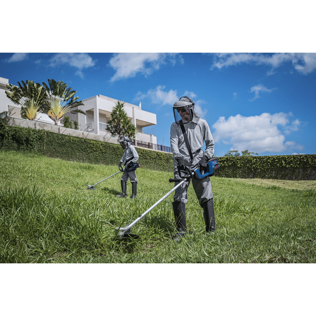 Bosch Professional Cordless Grass Trimmer GRT 18V-33 (18V, 33cm cut, 2.4mm line, Pro-Tap, Brushless, Anti-Tangle, 3.5kg excl. batt)