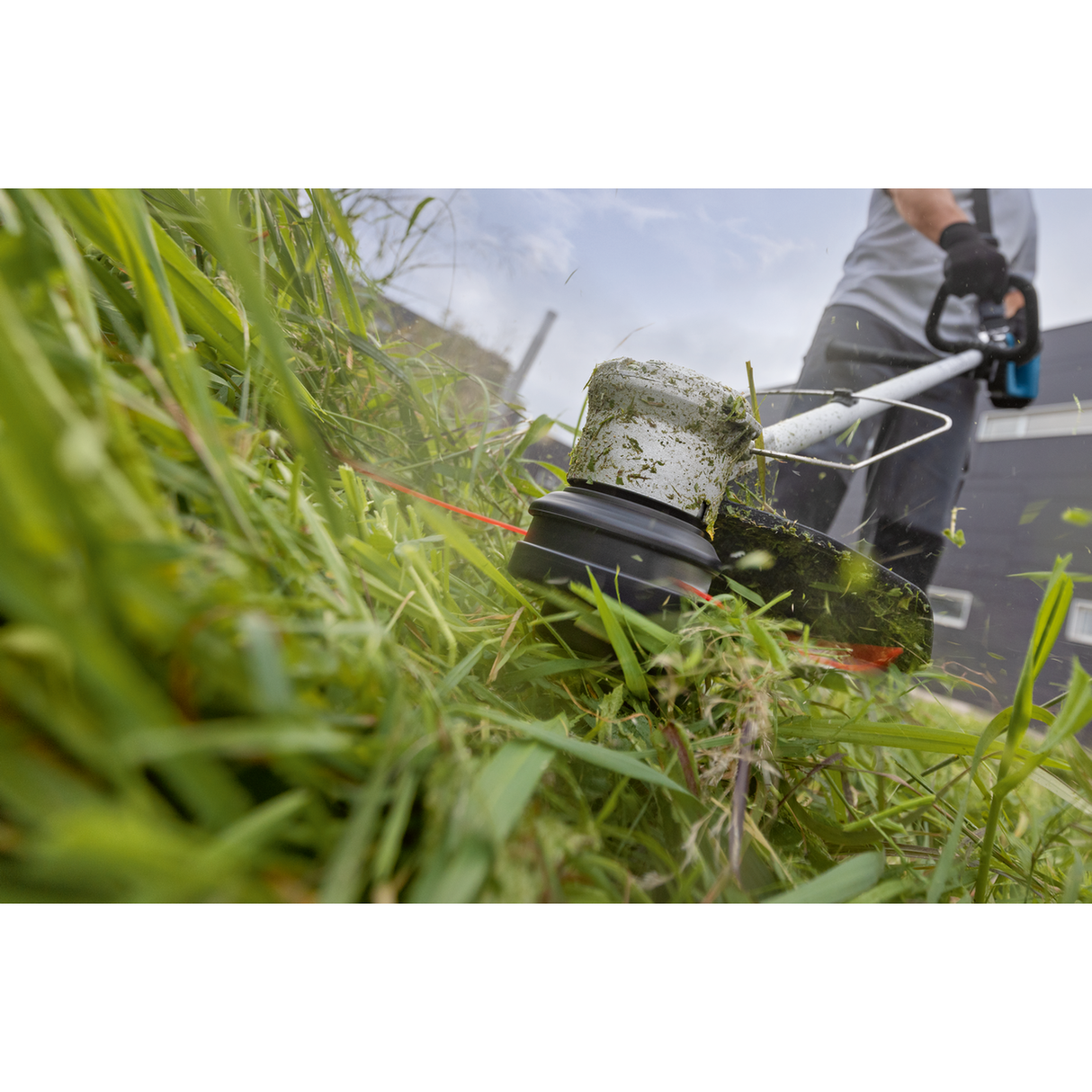 Bosch Professional Cordless Grass Trimmer GRT 18V-33 (18V, 33cm cut, 2.4mm line, Pro-Tap, Brushless, Anti-Tangle, 3.5kg excl. batt)
