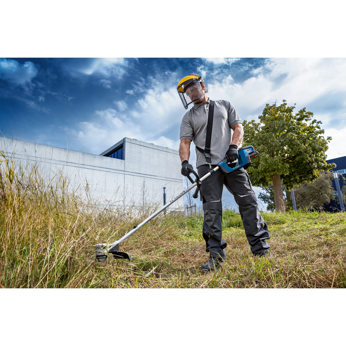Bosch Professional 18V System Cordless Brushcutter GFR 18V-23 (Brushless motor, 23cm metal blade, 33cm Pro-Tap spool, Anti-Tangle feature, incl. 1x metal blade, 1x Pro-Tap spool, shoulder strap)