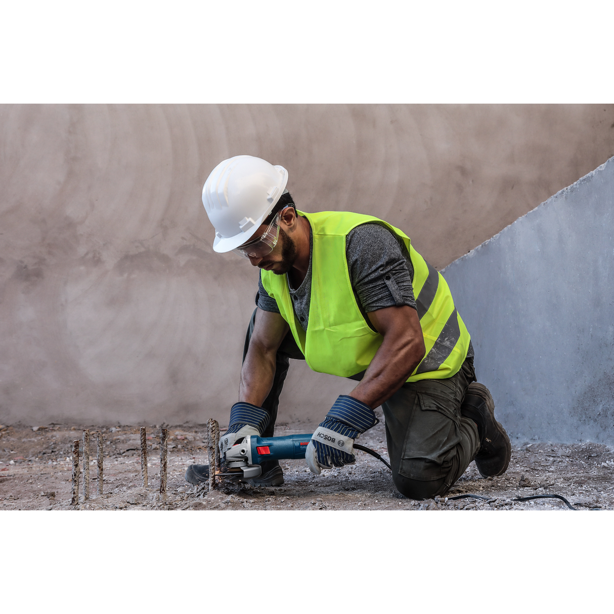 Bosch Professional Angle Grinder GWS 700 (700W motor, Compact design, For versatile grinding tasks)