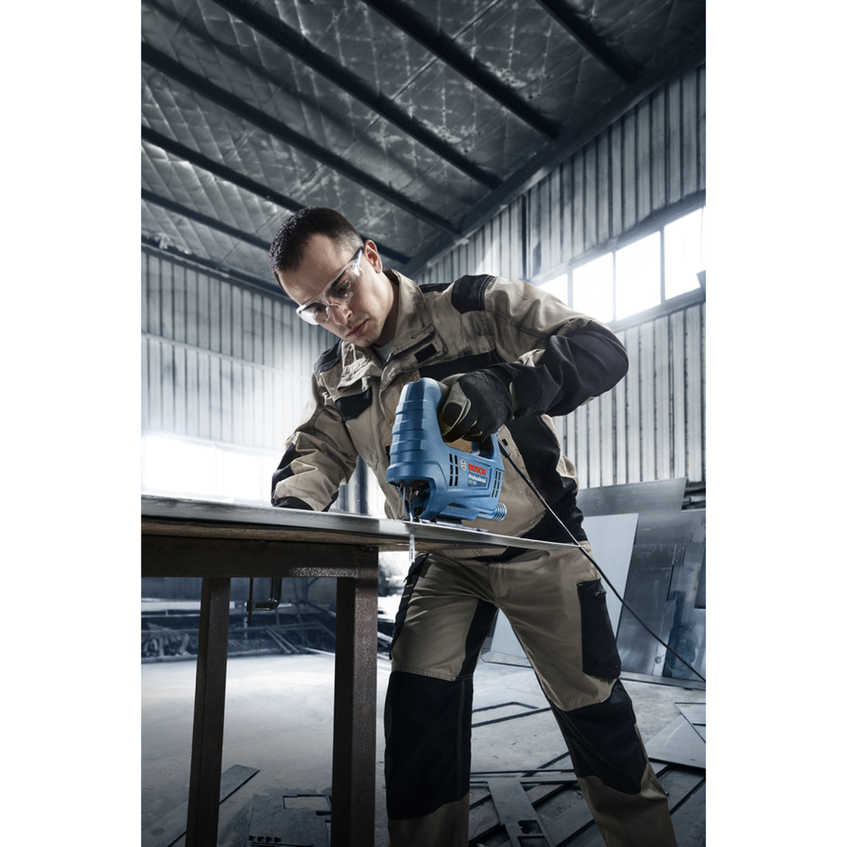 Bosch Professional Jigsaw GST 680 (Powerful 680W motor, For fast and precise cuts)