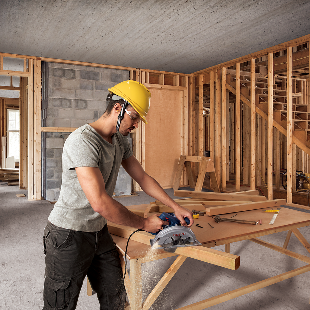 Bosch Professional Circular Saw GKS 140 (Powerful 1400W motor, For robust and precise cuts)