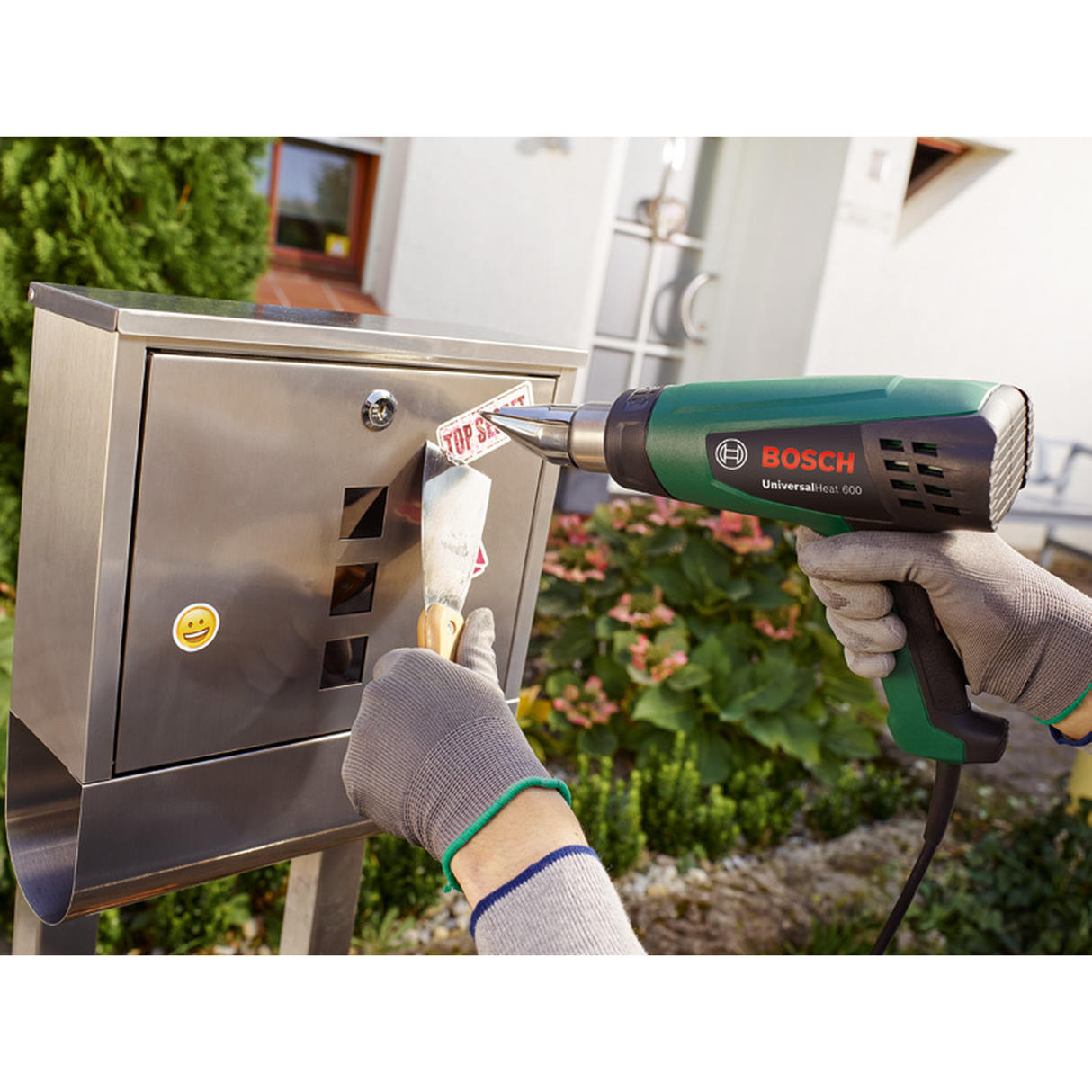 Bosch Heat Gun UniversalHeat 600 (1800W, 3-stage temperature control (60/350/500 °C), removable heat shield, for paint removal, forming, and shrinking), incl. various nozzles.