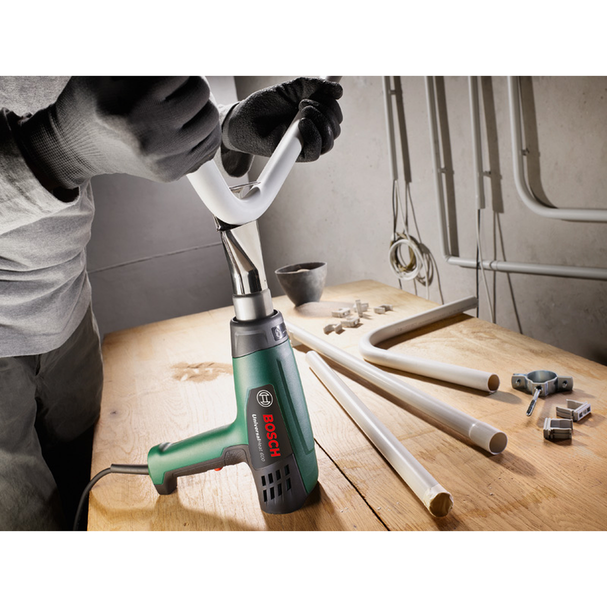 Bosch Heat Gun UniversalHeat 600 (1800W, 3-stage temperature control (60/350/500 °C), removable heat shield, for paint removal, forming, and shrinking), incl. various nozzles.