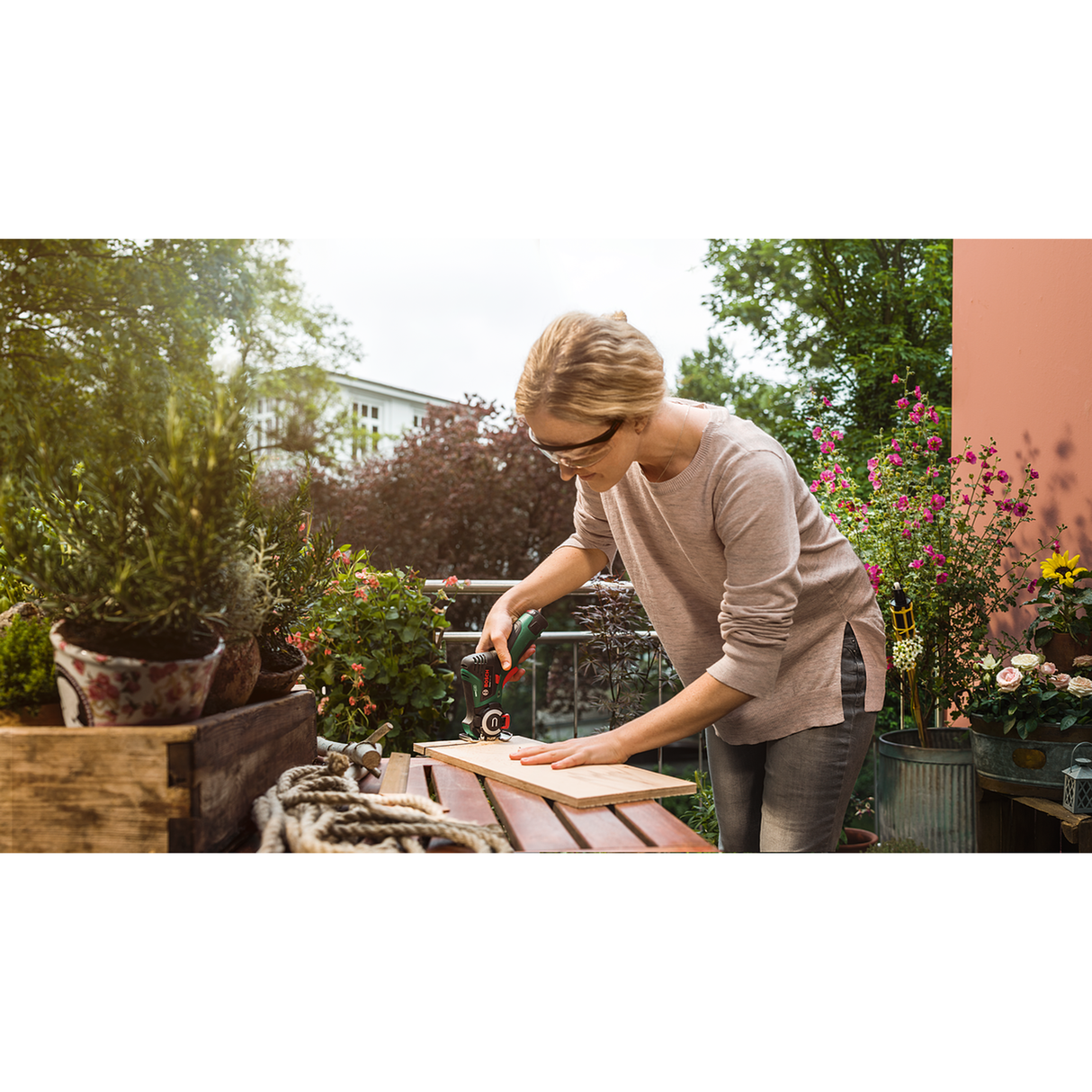 Bosch  Cordless NanoBlade Saw EasyCut 12 (NanoBlade technology for vibration-free cutting, SDS for quick blade changes), incl. 1x nanoBLADE Wood Speed 65, 1x 12V 2.5Ah battery, charger, protective cap, case.
