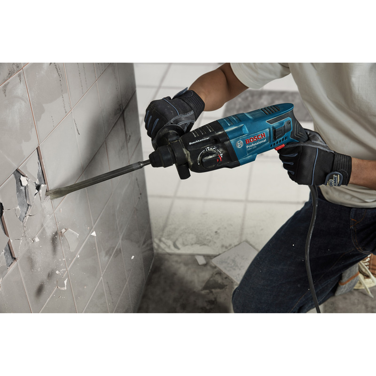Bosch Professional Rotary Hammer GBH 220 (SDS-Plus, Powerful motor, For versatile drilling and chiseling)
