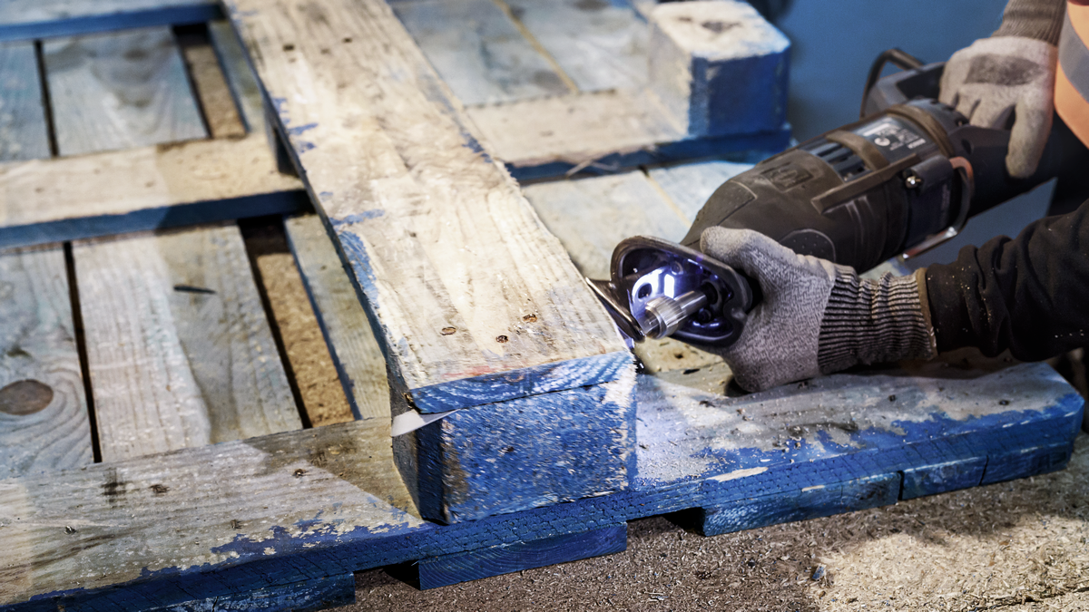 Bosch RSB BIM Special for Pallet Repair S725VFR 5pcs (a 5-pack of specialized reciprocating saw blades for pallet repair, designed for cutting wood and nails with high durability), compatible with reciprocating saws.